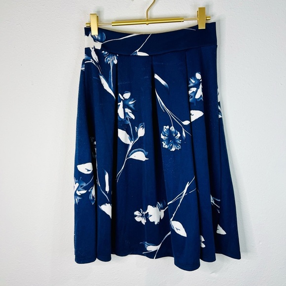 See You Monday Dresses & Skirts - See You Monday Women’s Blue Floral Pleated Skirt Size Medium Elegant & Feminine